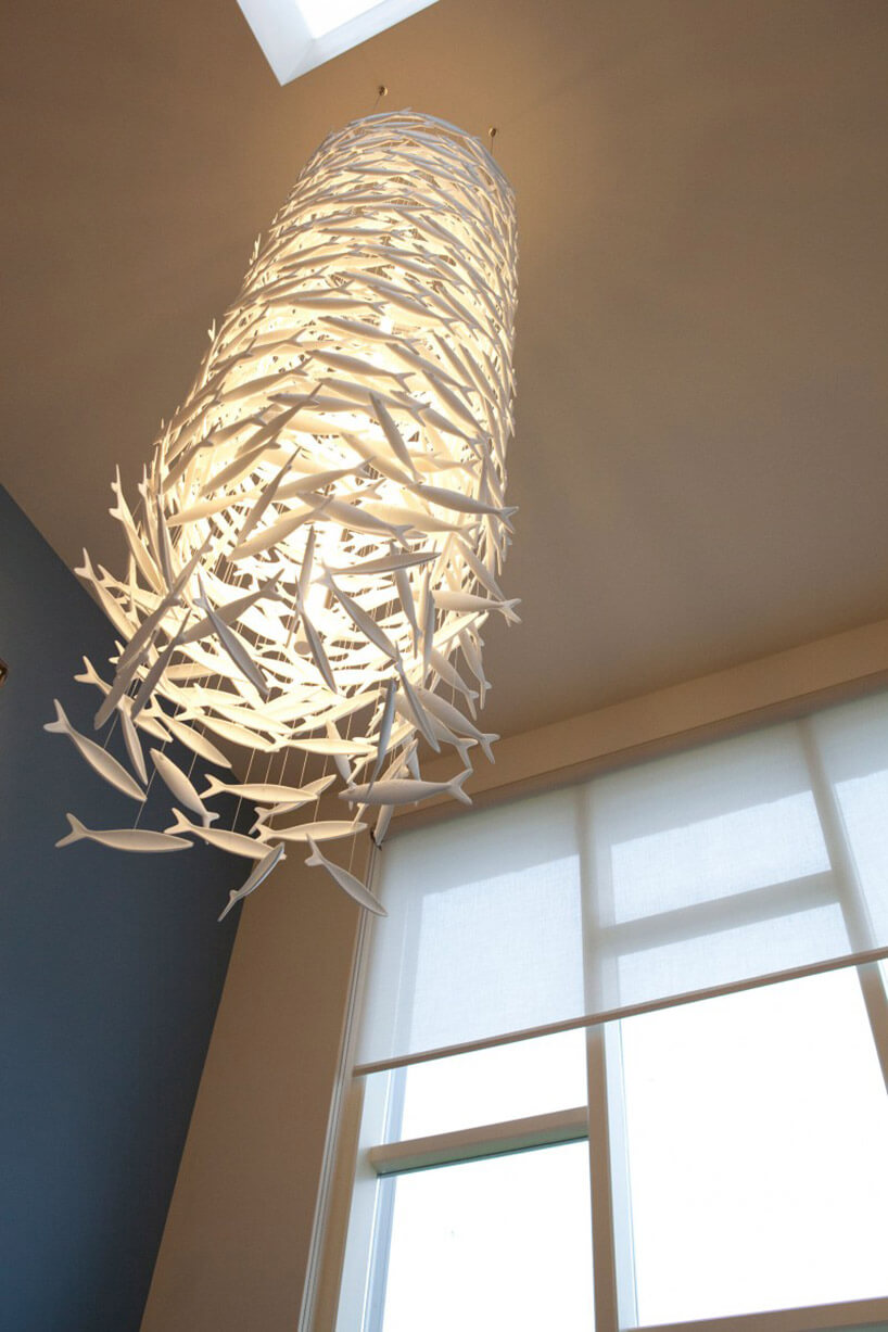 zamontowana wysoka wisząca lampa z rybek