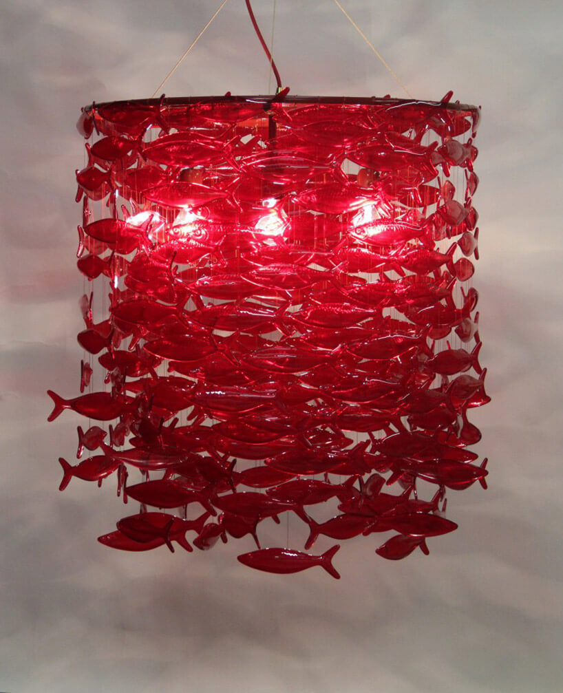 lampa wisząca z czerwonych szklanych rybek