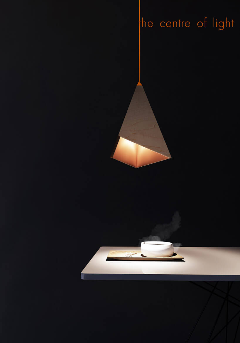 trójkątna lampa oświetlająca stolik