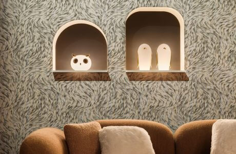 białe lampy stołowe w kształcie zwierząt ze złotymi akcentami od MOOOI w aranżacji wnętrza