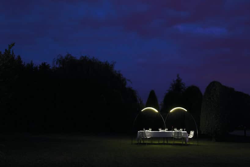 stół w ogrodzie oświetlony lampami