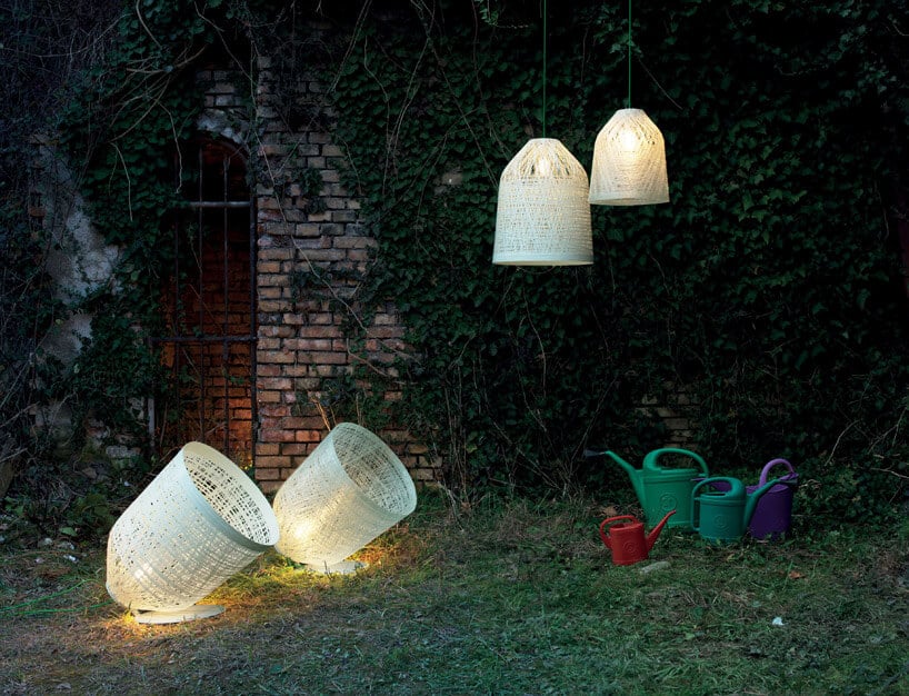cztery białe lampy w ogrodzie