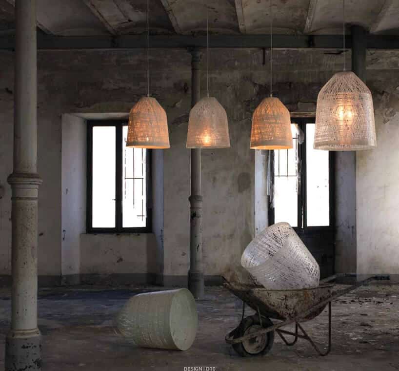 lampy w kształcie wazonu w industrialnym pomieszczeniu