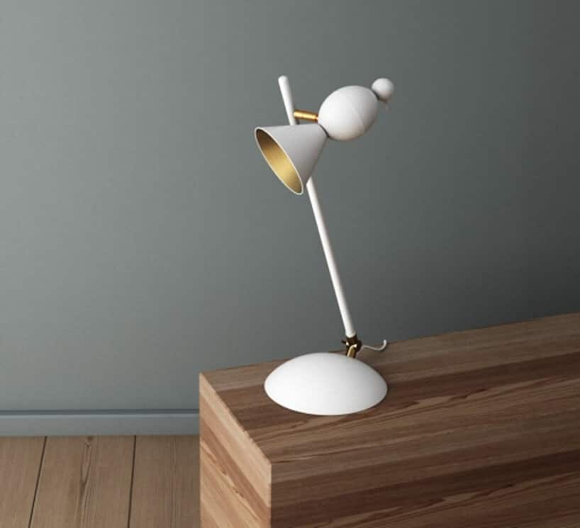 wyjątkowa biała lampka Alouette Desk Slanted od Atelier Areti ze złotym wnętrzem metalowego klosza
