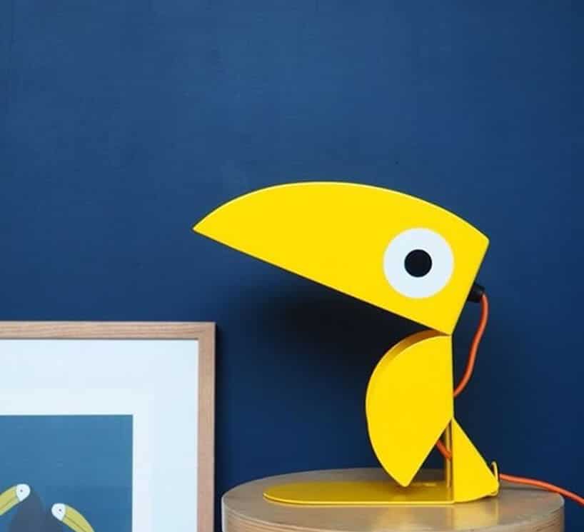 żółta lampa Toucan od Bleu Carmin Design z otwartym szeroko dziobem tukana