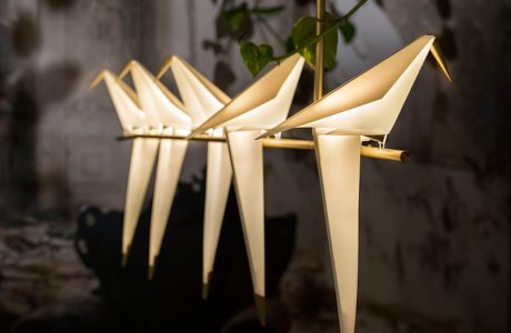 wyjątkowa lampa wisząca Perch Light Branch od Moooi siedzące ptaki na złotym drążku z długimi wiszącymi ogonami