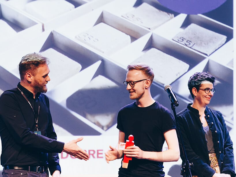 trzech mężczyzn podczas wręczania nagrody w ramach ŁDF 2019