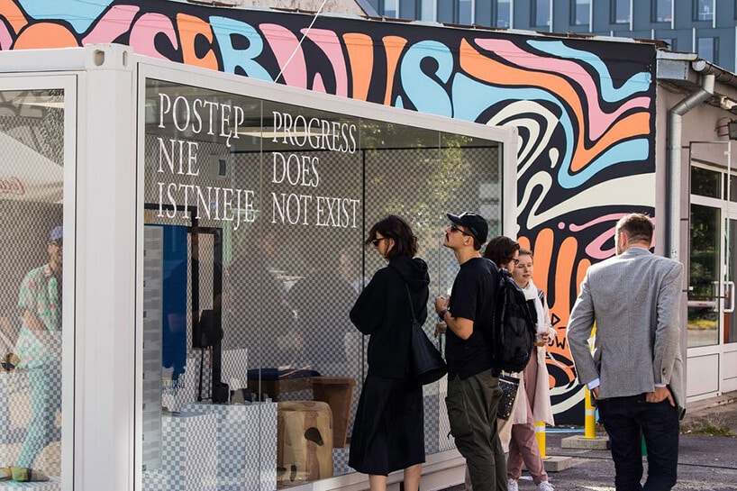 biały kontener z przeszkleniem na łódź design festiwal