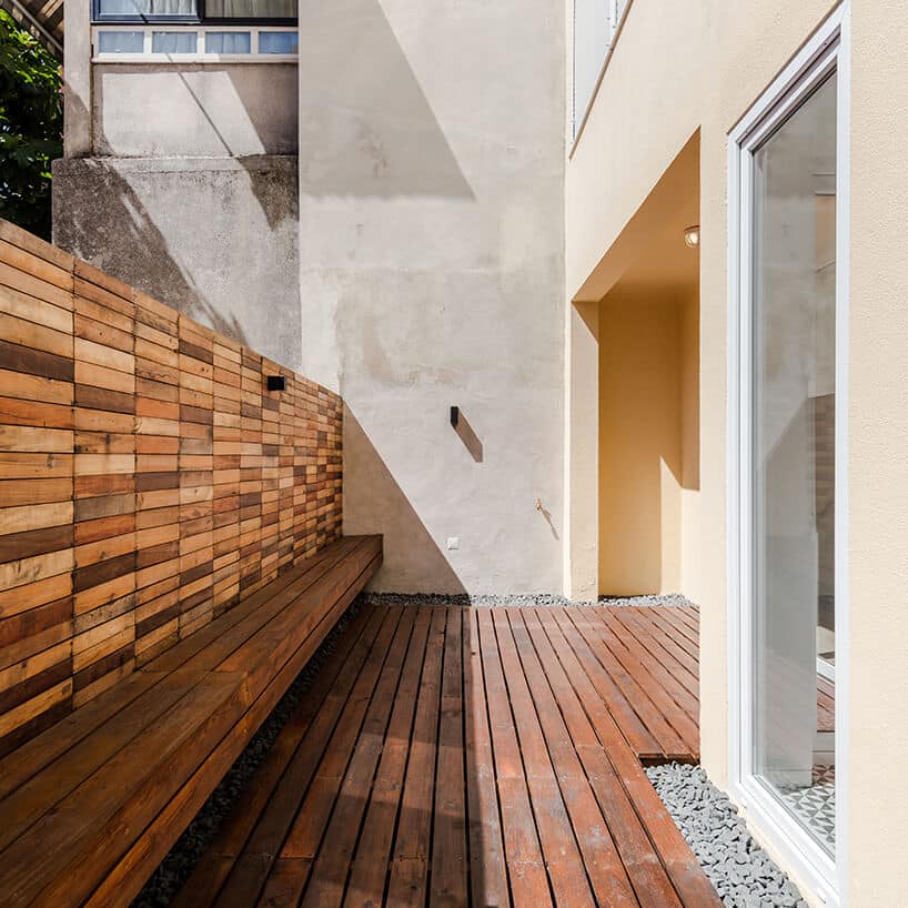 loft projektu KEMA studio drewniany taras z drewnianą ścianą