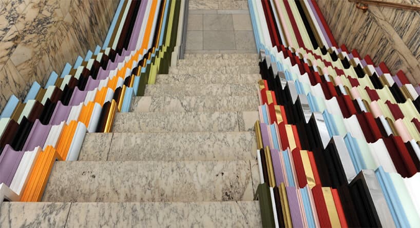 zewnętrzna wystawa na London Design Festival 2019 kolorowe listwy ułożone na kamiennych schodach