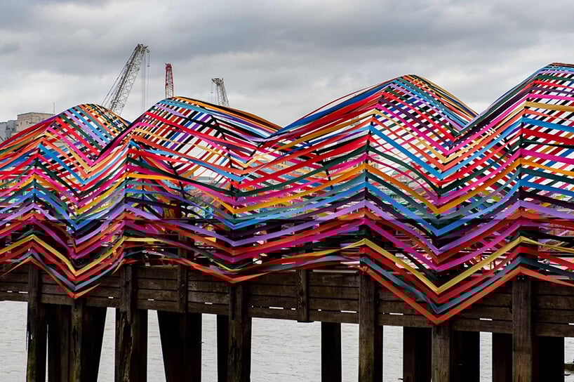 zewnętrzna wystawa na London Design Festival 2019 molo przyozdobione kolorowymi wstążkami