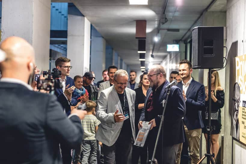 tłum ludzi w wąskim korytarzu