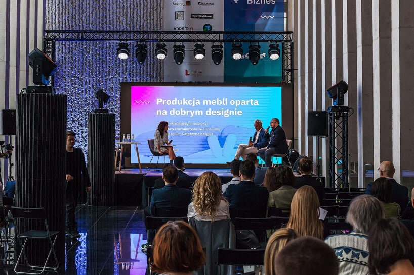 kilku ludzi oglądających prezentację multimedialną