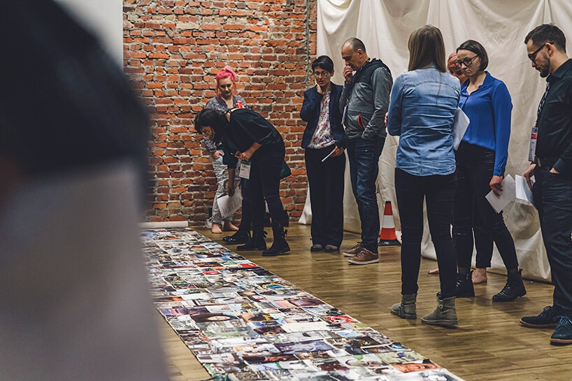 goście oglądający jedną z prezentacji leżąca na podłodze podczas Lubelski Wzór 2019