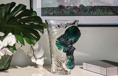 luksusowy przeźroczysty wazon z zielonymi wstawkami obok kwiatu w wazonie