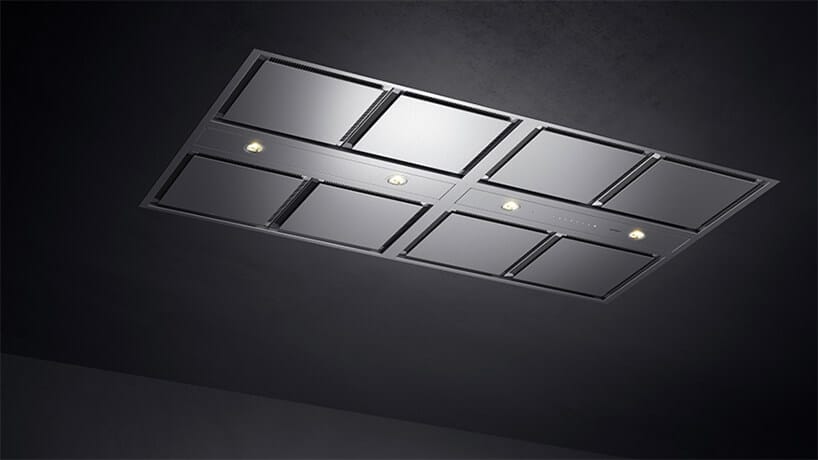 czarna nowoczesna wentylacja sufitowa od Gaggenau w czarnym suficie