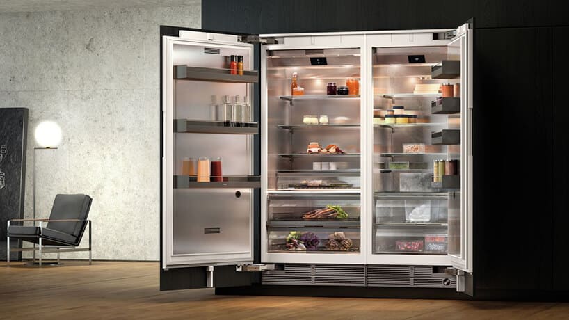 duża chłodziarko-zamrażarka od Gaggenau w czarnej zabudowie kuchennej