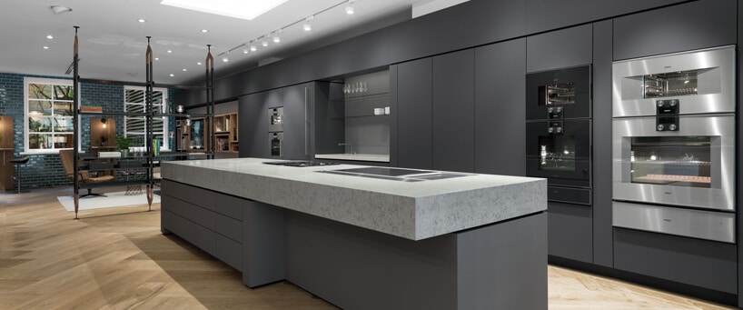 różne wersje luksusowych nowoczesnych piekarników Gaggenau w eleganckiej szarej zabudowie kuchennej