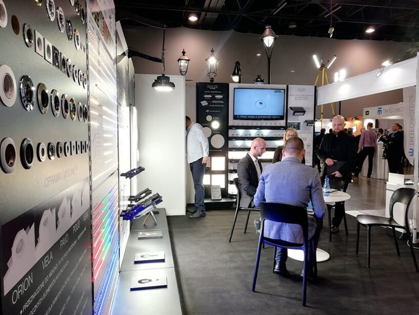 mężczyźni siedzący podczas tagów LUMENexpo