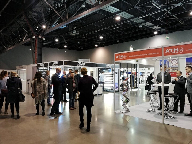 odwiedzający pomiędzy stoiskami podczas tagów LUMENexpo