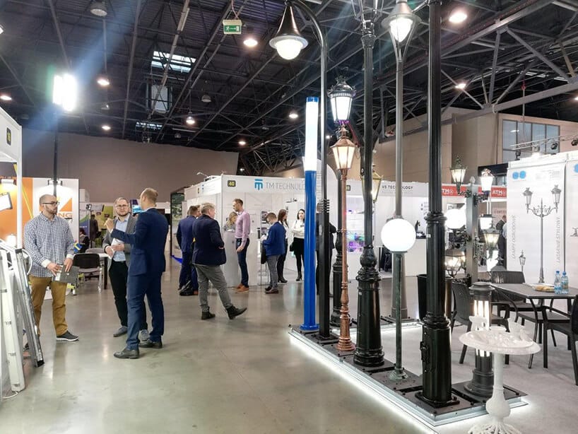 hala wystawiennicza z odwiedzającymi LUMENexpo