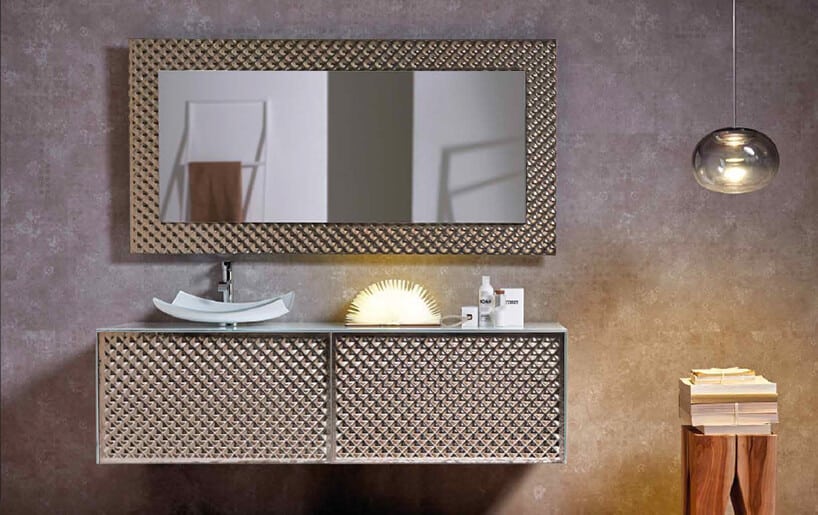 wyjątkowe lustro od J&J glass & design w grubej ramie z przestrzennym wykończeniem nad szafką z takim samym wykończeniem frontów ze szklaną umywalką