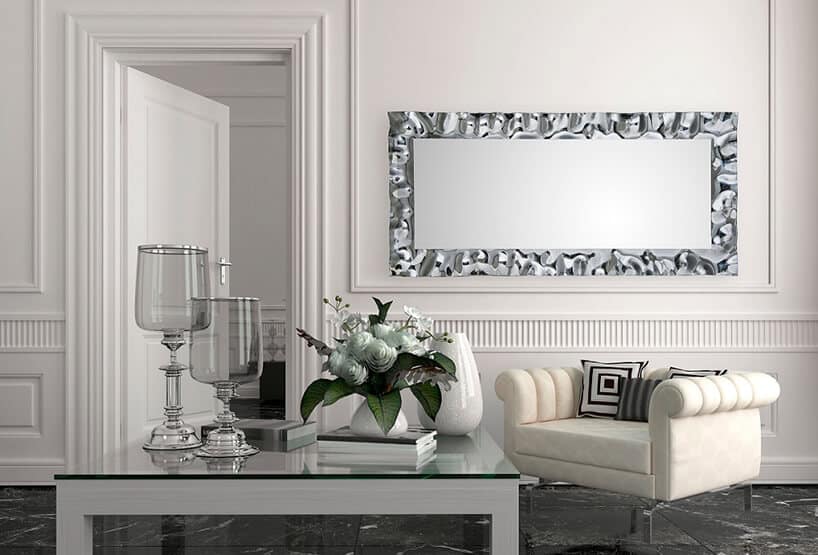 eleganckie lustro od J&J glass & design z metalową chromowaną ramą z dużymi wypukłościami w białym salonie