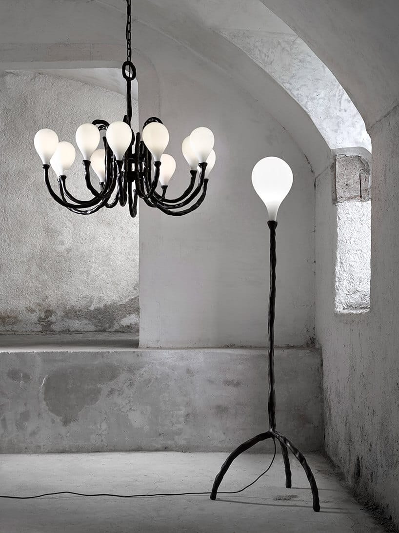 dwie czarne lampy