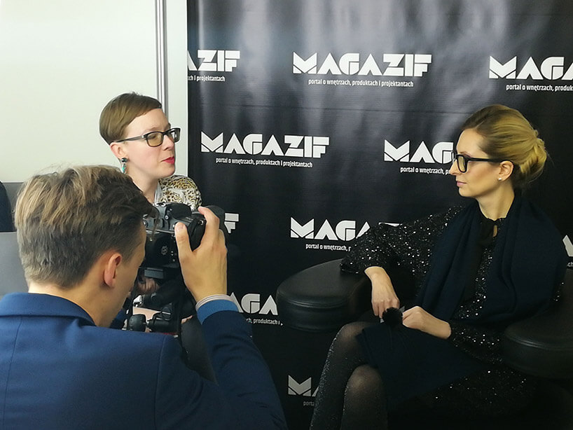 Nina Ryszka i Karolina Drożdż na tle ścianki MAGAZIF
