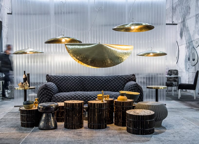 niebieska teksturowana sofa na jednym ze stoisk podczas Maison&Objet 2019