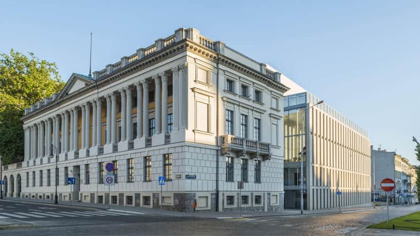 białe budynki obok ulicy