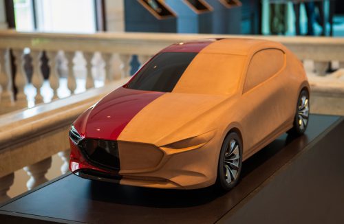 model projektowy z gliny w połowie pomalowany Mazdy 3