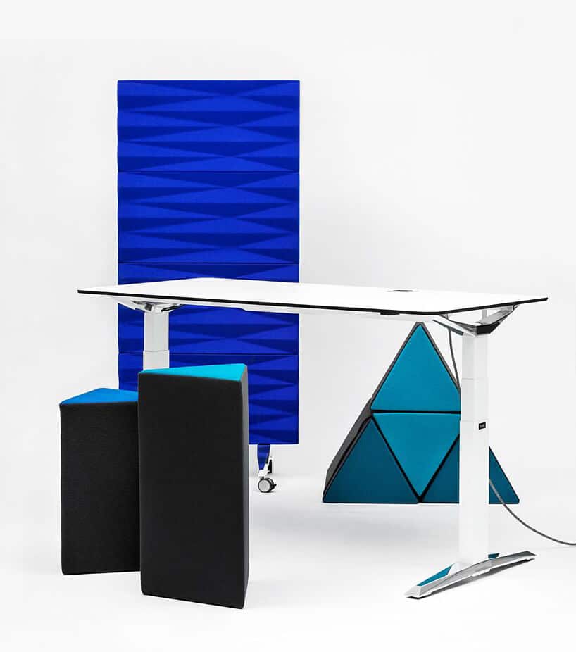 niebieska ścianka mobilna VANK jako tło dla białego biurka z regulowaną wysokością