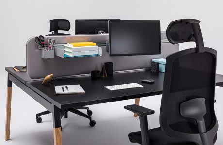 czarne podwójne biurko z krzesłami z zagłówkiem od MDD