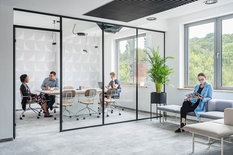 nowoczesna przestrzeń biurowa MDD Work Together mała sala konferencyjna z krzesłami na kółkach oddzielona szklaną ściną z czarną ramką