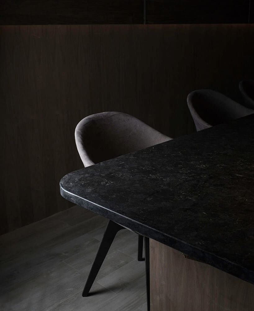meble BoConcept w restauracji Atomix w Nowym Jorku stół z ciemnym kamiennym blatem w szarym krzesłem