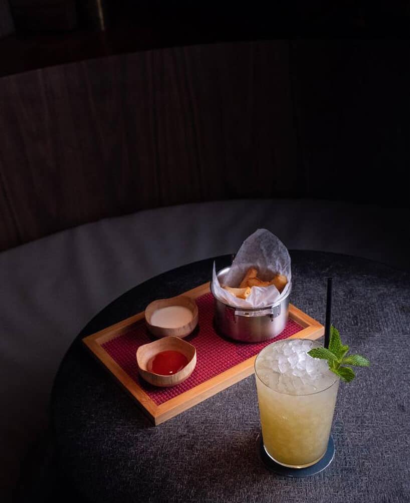 meble BoConcept w restauracji Atomix w Nowym Jorku przystawka z napojem na szarym okrągłym stole