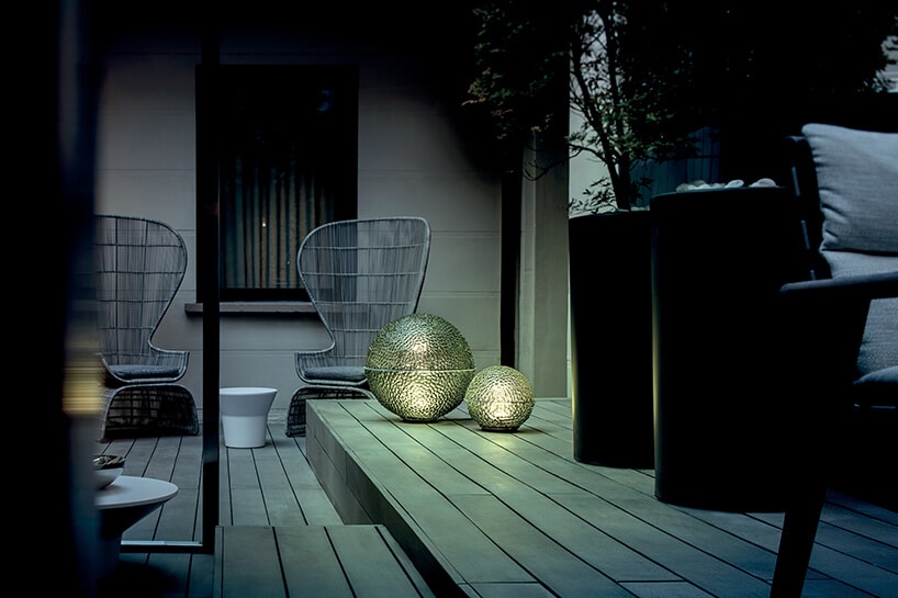 dwie kuliste lampy 12 Catellani & Smith od Mood Design na drewnianym tarasie