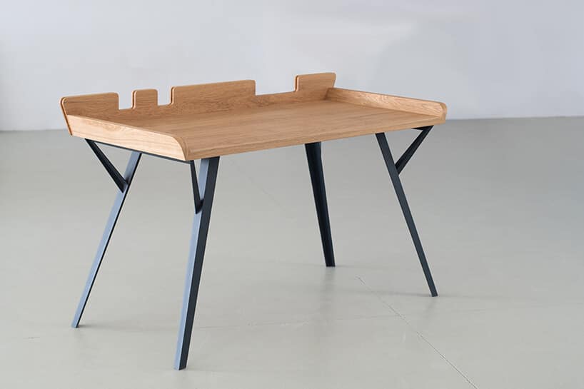 nowoczesny projekt małego biurka Diag od Bozzetti drewniany blat ze ściankami na czarnych drewnianych nogach
