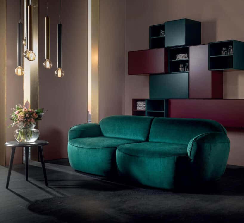 Sofa Blues od mti furninova w kolorze ziolonym na ciemnym dywanie
