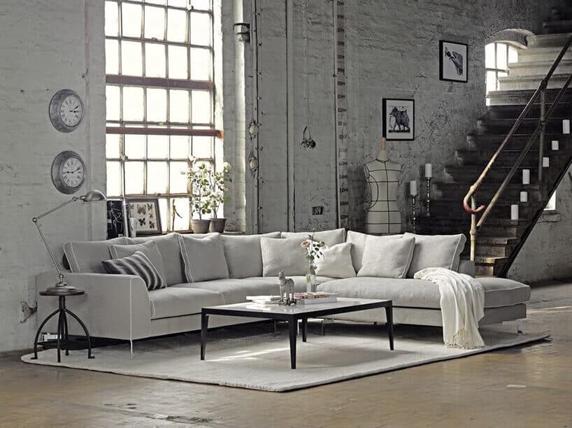 Sofa Blues od mti furninova w industrialnym wnętrzu