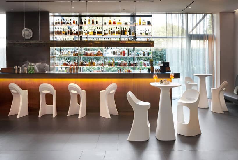białe wysokie plastikowe stołki w restauracji