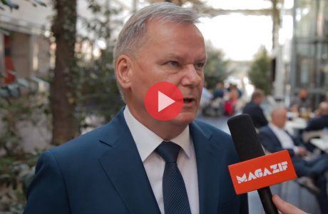 mężczyzna w niebieskim garniturze podczas wywiadu dla MAGAZIF