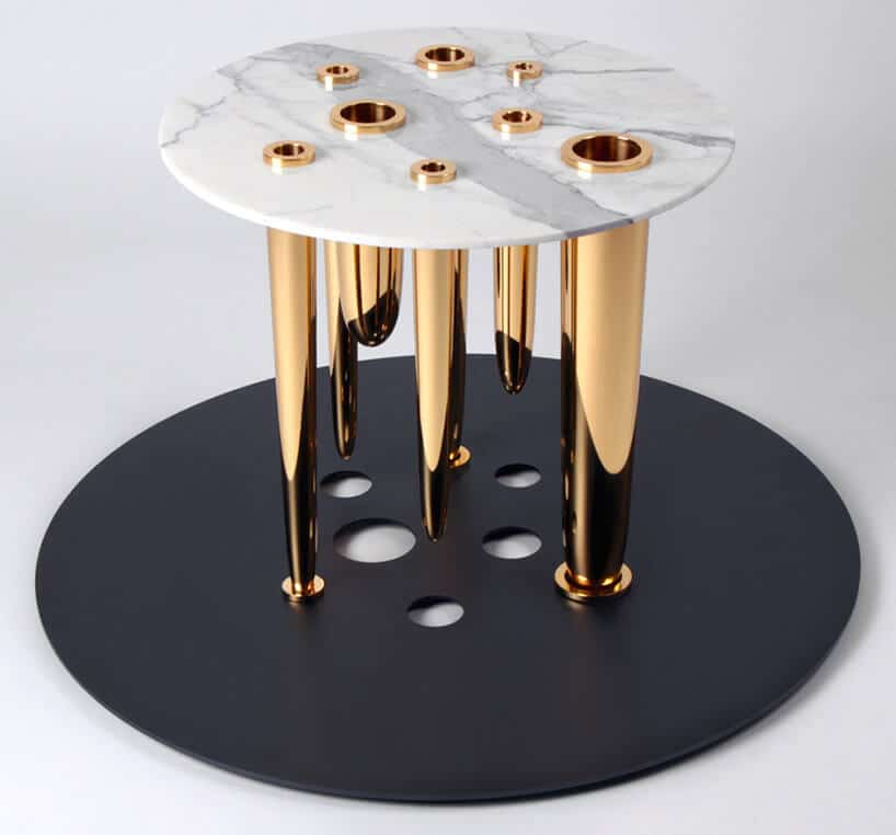 wyjątkowy stolik ze złotymi nogami do góry stojący na blacie