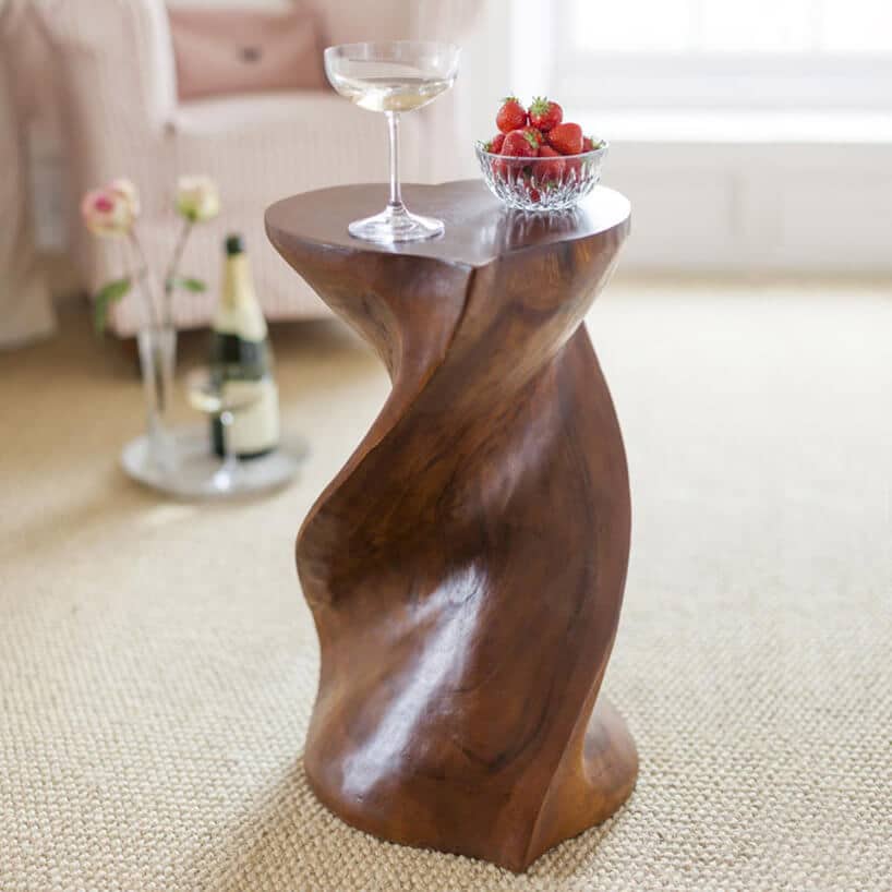drewniany stolik o przekroju serca