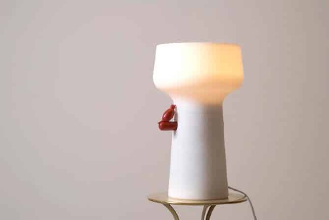 biała lampa świecąca u góry