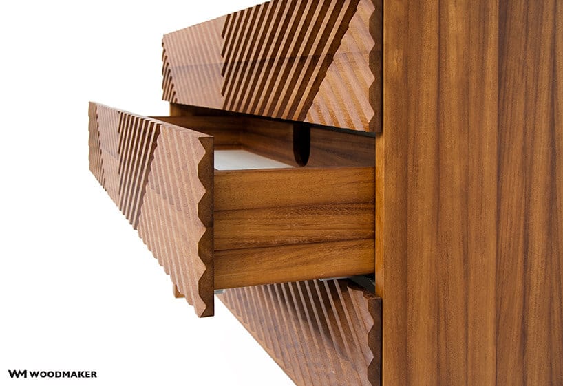 brązowa drewniana komoda ze zdobionym frontem z otwartą szufladą
