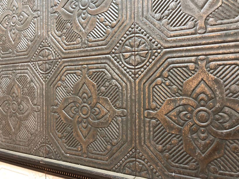 metaliczne płytki z lekką patyną