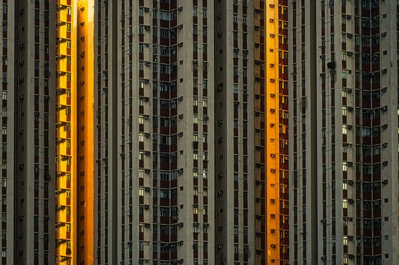 zdjęcie wieżowca mieszkalnego w ciemnym szarym kolorze z pomarańczowymi pomarańczowymi akcentami