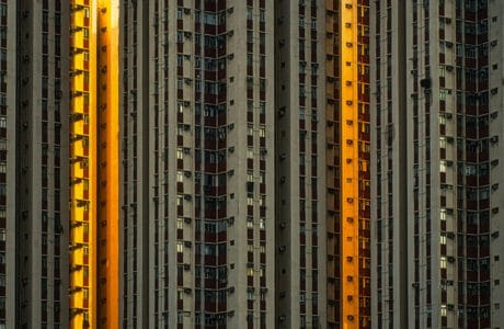 zdjęcie wieżowca mieszkalnego w ciemnym szarym kolorze z pomarańczowymi pomarańczowymi akcentami